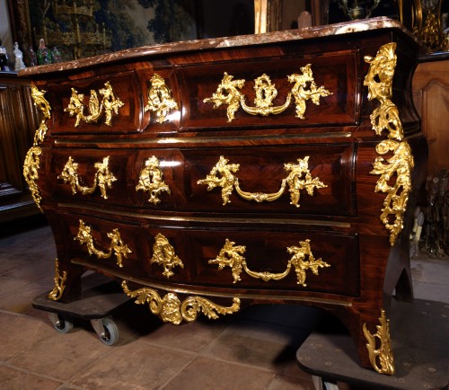 Commode tombeau attribuée à Mathieu Criaerd - Mobilier Style Louis XV