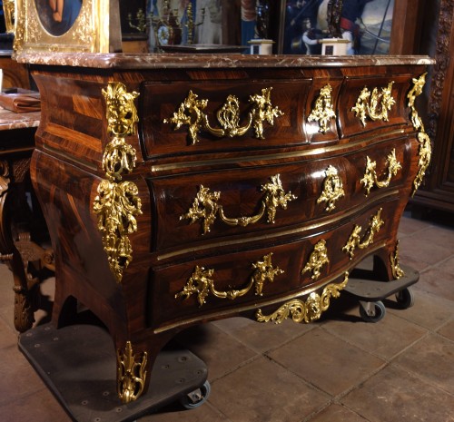 XVIIIe siècle - Commode tombeau attribuée à Mathieu Criaerd