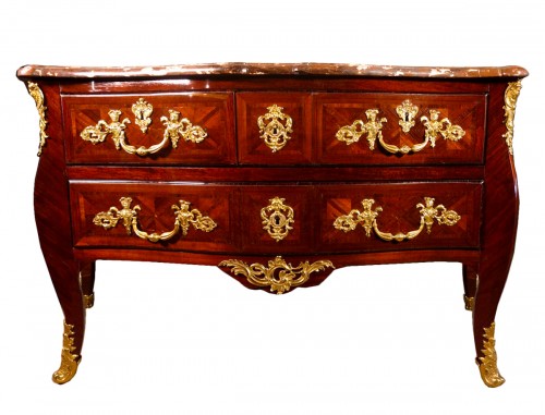 Commode sauteuse marquetée aux C couronnés, époque Louis XV