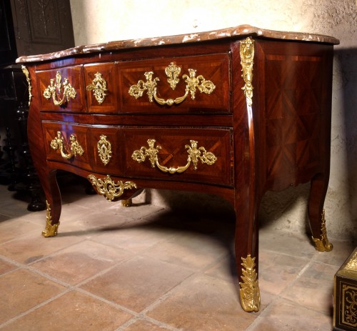 Commode sauteuse marquetée aux C couronnés, époque Louis XV - Mobilier Style Louis XV