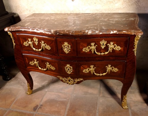 Mobilier Commode - Commode sauteuse marquetée aux C couronnés, époque Louis XV