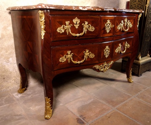 Commode sauteuse marquetée aux C couronnés, époque Louis XV - Louis XV