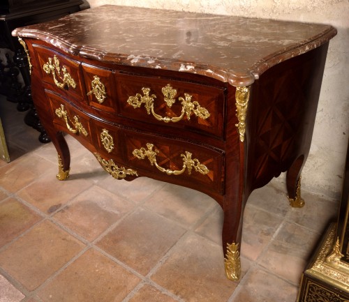 Louis XV - Commode sauteuse marquetée aux C couronnés, époque Louis XV