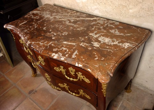 Antiquités - Commode sauteuse marquetée aux C couronnés, époque Louis XV