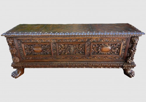 Coffre Cassone de mariage en noyer, XVIIe siècle - Mobilier Style Renaissance