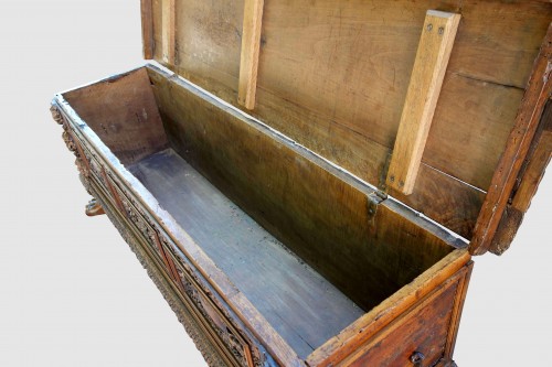 Cassone wedding chest in walnut, 17th century - Renaissance