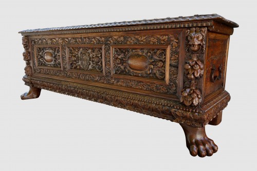 Renaissance - Cassone wedding chest in walnut, 17th century