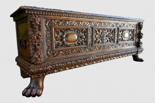 Antiquités - Cassone wedding chest in walnut, 17th century