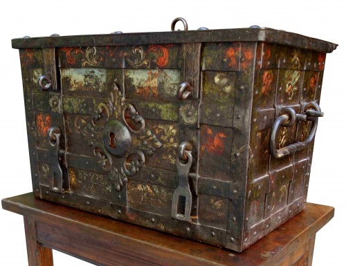 Antiquités - Nuremberg polychrome chest, 17th century