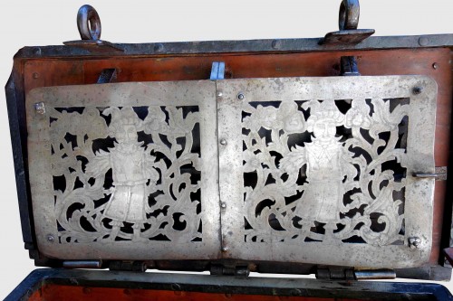 Coffre de Nuremberg complet avec sa barre, XVIIe siècle - Objets de Curiosité Style Louis XIII