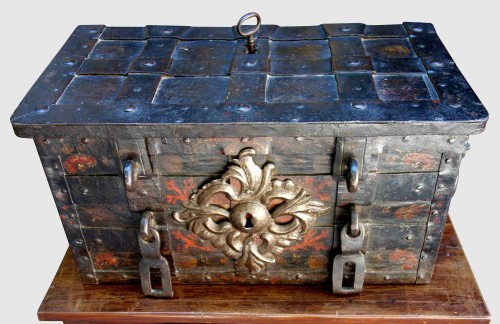 Antiquités - A 17th century Nuremberg chest