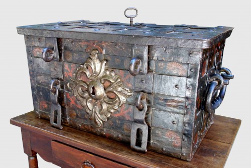 Antiquités - A 17th century Nuremberg chest