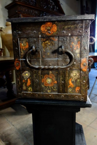 17th century - Polychrome Nuremberg chest with scenes of life, 17th century