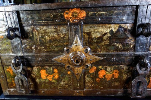 Coffre de Nuremberg polychromé aux scènes de vie, XVIIe - Louis XIII