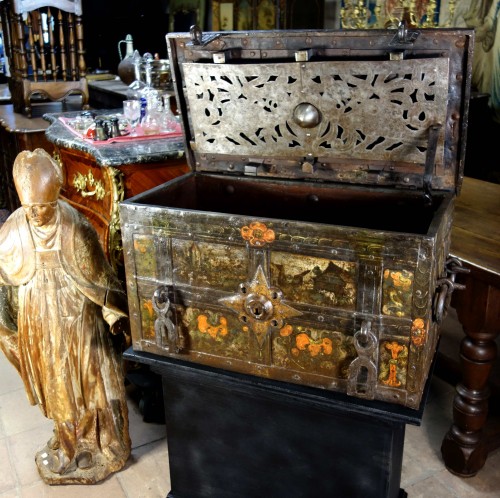 Antiquités - Polychrome Nuremberg chest with scenes of life, 17th century