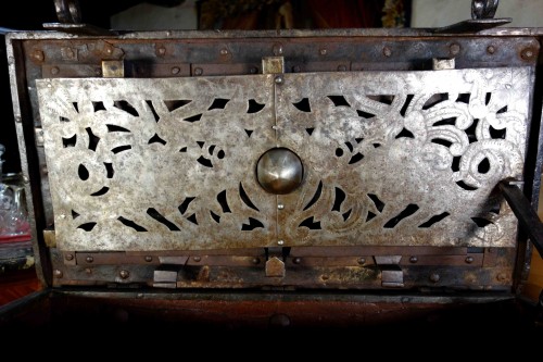 Antiquités - Polychrome Nuremberg chest with scenes of life, 17th century