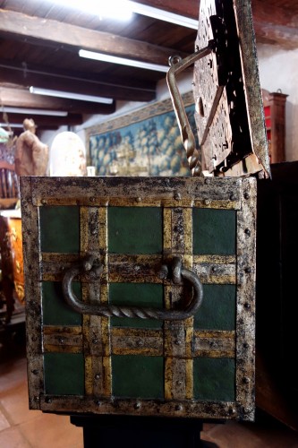  Large polychromed Nuremberg chest - Renaissance