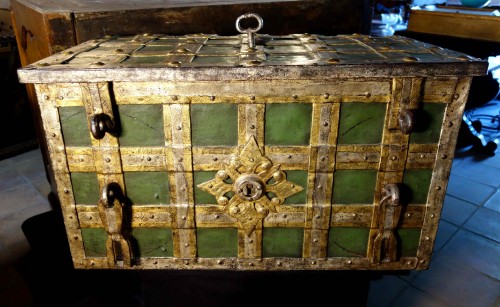 Antiquités -  Large polychromed Nuremberg chest