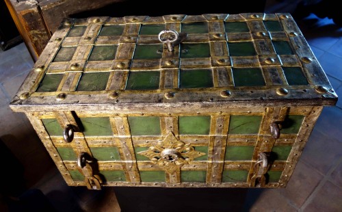Antiquités -  Large polychromed Nuremberg chest