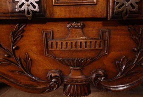 18th century - Provencal Arles sideboard in walnut, 18th century