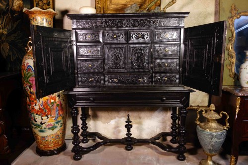 XVIIe siècle - Cabinet d'ébène aux scènes de la Sainte Famille