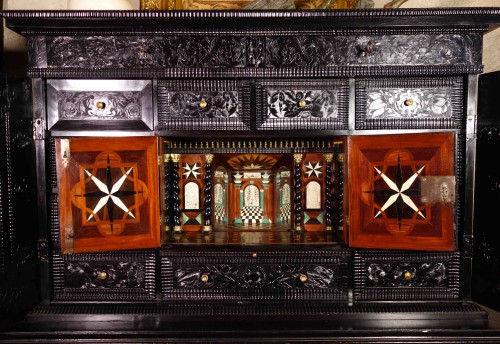 Antiquités - Cabinet d'ébène aux scènes de la Sainte Famille