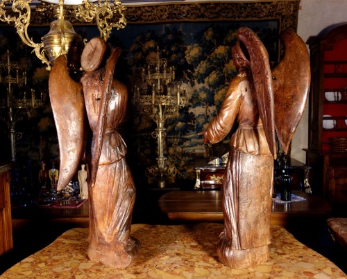 Antiquités - Grand couple d’anges en bois sculpté