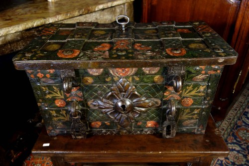 Nuremberg chest signed and polychromed - Furniture Style 