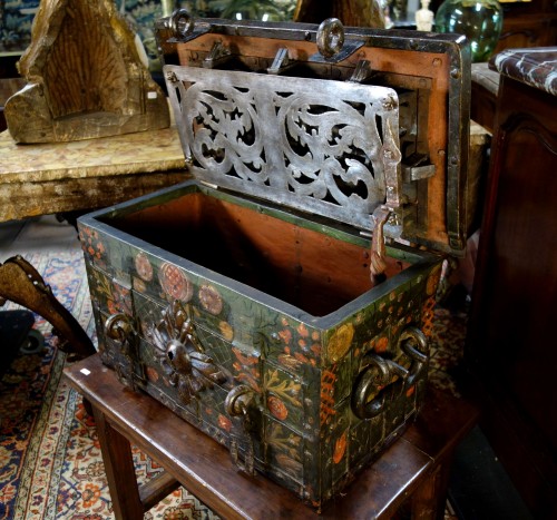 17th century - Nuremberg chest signed and polychromed