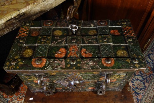 Antiquités - Nuremberg chest signed and polychromed