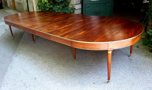 18th century - Large mahogany banquet table with Jurande hallmark