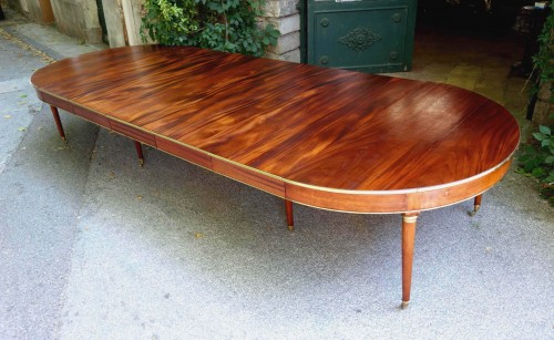 Louis XVI - Large mahogany banquet table with Jurande hallmark