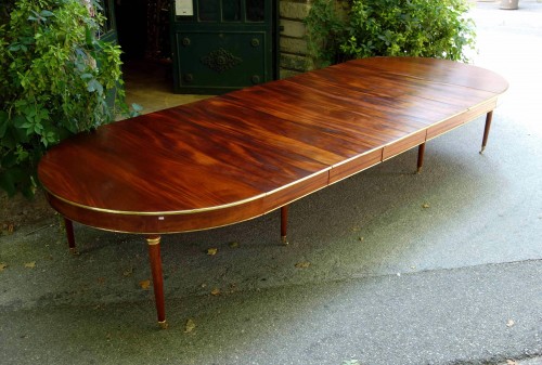 Antiquités - Large mahogany banquet table with Jurande hallmark