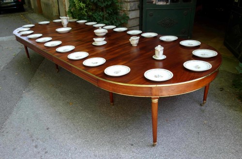 Antiquités - Grande table de banquet en acajou avec poinçon de Jurande