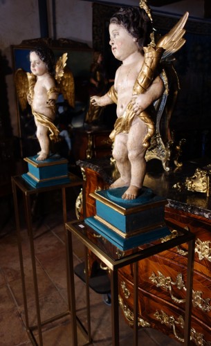 XVIIIe siècle - Paire d’anges céroféraires en bois polychrome sur sellettes