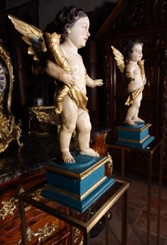 Paire d’anges céroféraires en bois polychrome sur sellettes - 