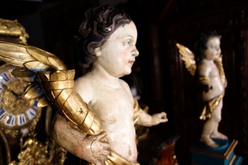  - Paire d’anges céroféraires en bois polychrome sur sellettes