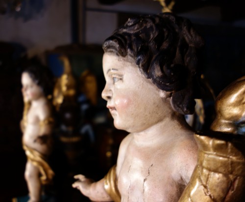 Antiquités - Paire d’anges céroféraires en bois polychrome sur sellettes
