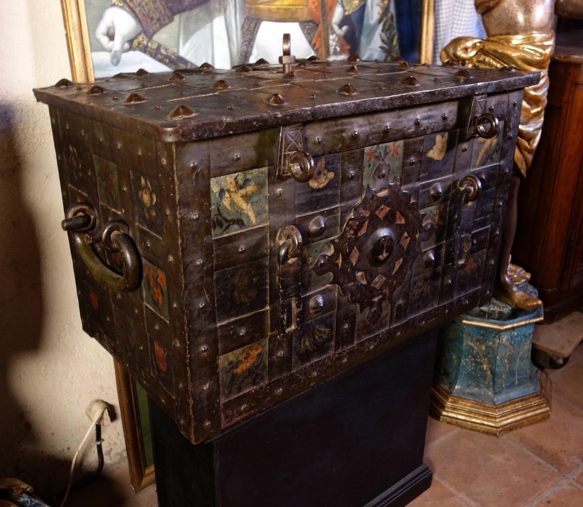 Grand coffre de Nuremberg polychromé avec cadenas - XVIIe siècle