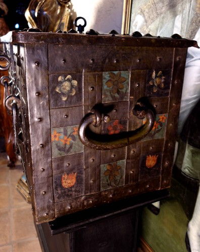 Grand coffre de Nuremberg polychromé avec cadenas - Méounes Antiquités
