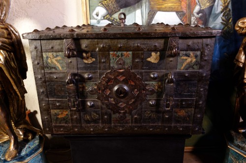 17th century - Large polychrome Nuremberg chest with padlock