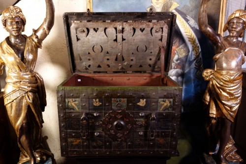 Large polychrome Nuremberg chest with padlock - 