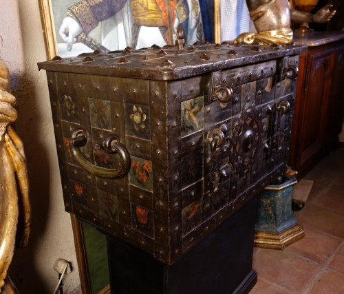  - Large polychrome Nuremberg chest with padlock