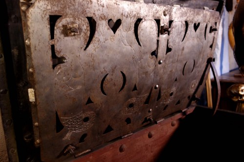 Antiquités - Grand coffre de Nuremberg polychromé avec cadenas