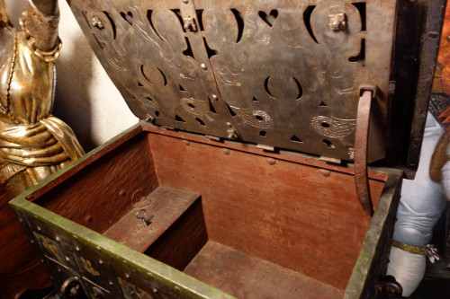 Antiquités - Large polychrome Nuremberg chest with padlock