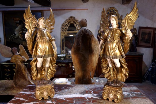 Large pair of torchiere angels in gilded wood, - Sculpture Style 