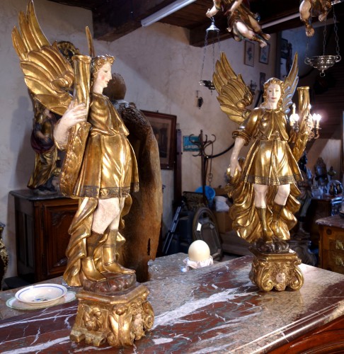 Sculpture  - Large pair of torchiere angels in gilded wood,