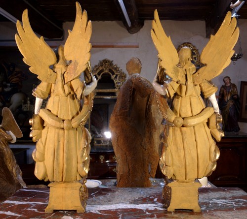 Antiquités - Large pair of torchiere angels in gilded wood,