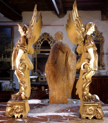 Antiquités - Large pair of torchiere angels in gilded wood,