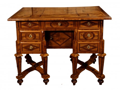 Bureau Mazarin Dauphinois en marqueterie d’olivier, époque Louis XIV